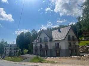uma casa ao lado de uma estrada em 4family *RESORT*SPA* em Szklarska Poręba