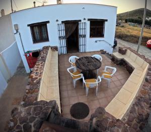 un patio con tavolo e sedie di fronte a una casa di Casa Juan Gil a Almería
