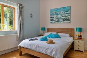 a bedroom with a bed with a hat on it at Finest Retreats - Skyview Lodge in Eglwys-Fâch