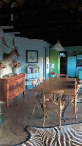 - une salle à manger avec une table et des chaises en bois dans l'établissement Kaltenbach Cottages, à Magoebaskloof