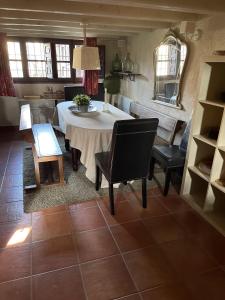 ein Esszimmer mit einem weißen Tisch und Stühlen in der Unterkunft Stunning 7-Bed House in Madriguera in Madriguera