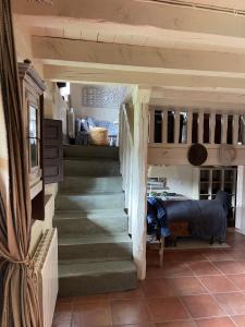 eine Treppe in einem Haus mit einem Zimmer mit in der Unterkunft Stunning 7-Bed House in Madriguera in Madriguera