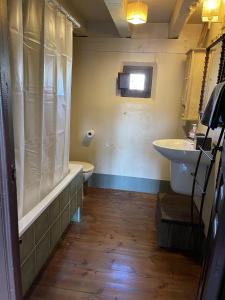 ein Badezimmer mit einer Badewanne, einem Waschbecken und einem WC in der Unterkunft Stunning 7-Bed House in Madriguera in Madriguera