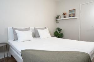 Кровать или кровати в номере The Easy Stay Jakobstad