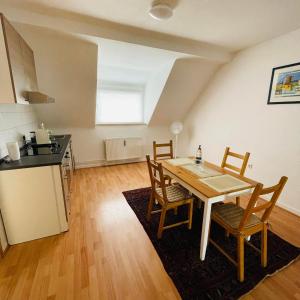 a kitchen and dining room with a table and chairs at Nette Kuschelige Wohnung 2 in Bochum