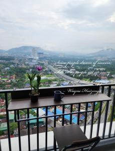 蕉赖The Netizen #Cheras#C180#MRT#9person stay#Staycation 3 Bed Rooms的市景阳台的桌椅