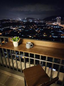 The Netizen #Cheras#C180#MRT#9person stay#Staycation 3 Bed Rooms的阳台或露台