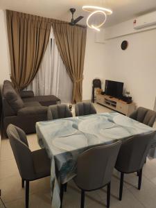 The Netizen #Cheras#C180#MRT#9person stay#Staycation 3 Bed Rooms的休息区