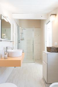 bagno bianco con lavandino e doccia di Oceano Rooms a Termoli