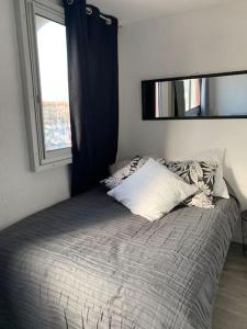 Postel nebo postele na pokoji v ubytování Appartement avec vue sur le port