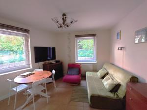 a living room with a couch and a table at Apartament Sopocki Park in Sopot