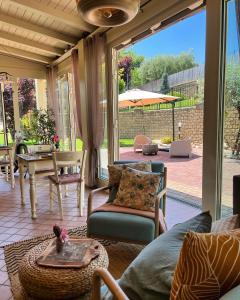 a living room with a couch and a table at Peperosa in collina B&B in Pescara