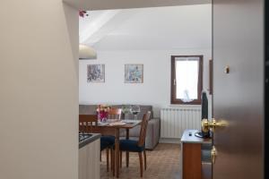 a kitchen and dining room with a table and chairs at Dolce Alba in Montecastrilli