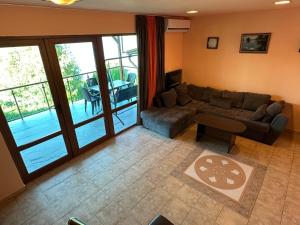 uma sala de estar com um sofá e uma mesa em VIP Complex em Sarnitsa