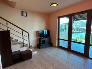 d'un salon avec un escalier et une porte coulissante en verre. dans l'établissement VIP Complex, à Sarnitsa