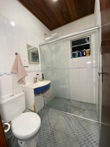 e bagno con doccia, servizi igienici e lavandino. di Quarto com banheiro privativo Vibra e Transamerica SP a San Paolo