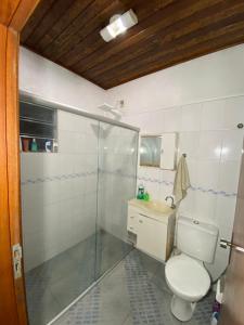 a bathroom with a toilet and a sink and a shower at Quarto com banheiro privativo Vibra e Transamerica SP in Sao Paulo