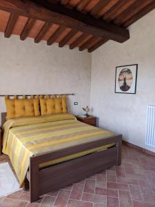 a bedroom with a large bed in a room at Il poggio più 'n giù in Volterra