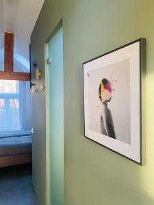 une photo accrochée à un mur dans une pièce dans l'établissement Betty Blue Bed & Breakfast, à Gouda