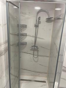 eine Glasdusche mit Duschkopf im Bad in der Unterkunft Holiday Home 1 in Bibinje