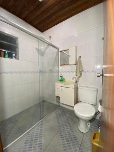 W łazience znajduje się toaleta i przeszklony prysznic. w obiekcie Quarto com banheiro privativo Vibra e Transamerica SP w São Paulo