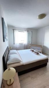um quarto com uma cama grande num quarto em Apartment Marina em Opatija