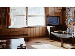 een woonkamer met een televisie en een raam bij HOMESTAY Kucha - Vacation STAY 17846v in Asa