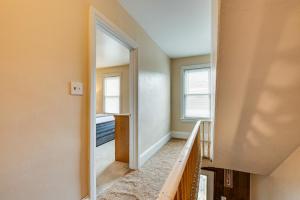 Televisyen dan/atau pusat hiburan di Condo Rental with Pool Access about 11 Mi to Allentown!