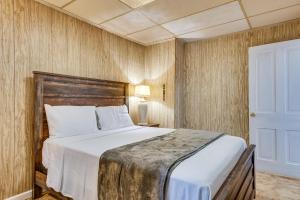 Katil atau katil-katil dalam bilik di Condo Rental with Pool Access about 11 Mi to Allentown! +22 gambar