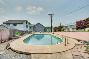 een zwembad in een tuin met een hek en huizen bij Condo Rental with Pool Access about 11 Mi to Allentown! in Hollo