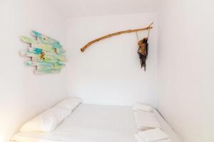 Kámbos的住宿－MaGio，一间设有一张床铺的房间,墙上有一条树枝