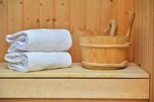 a stack of towels and a basket in a sauna at Logis Hôtel Restaurant Le Calluna in Préfailles