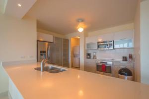 una cucina con un lavello e un piano di lavoro di 7i Luxury Resort Lifestyle Ocean Views a ArraijÃ¡n