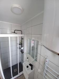 uma casa de banho branca com um chuveiro e um WC. em LOFT EN PATIO DE CASA TÍPICA DE PUEBLO em Villafranca de Córdoba