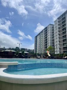 una gran piscina frente a algunos edificios en Apartamento en Ecovivienda Fase 2 Tegucigalpa, en Tegucigalpa