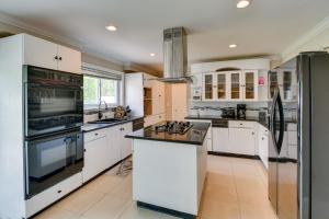 cocina grande con armarios y electrodomésticos blancos en Medford Home with Pool, Near Golf Courses!, en Medford