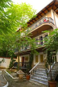 um edifício com escadas e uma varanda em City Park Hostel em Pristina