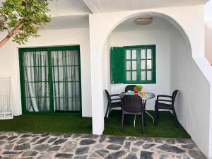 Patio lub wspólna przestrzeń na świeżym powietrzu w obiekcie Apartamento Coral Bay II by Vacanzy Collection