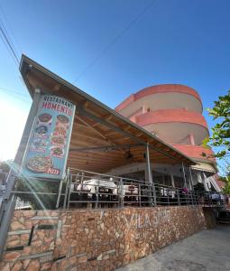 卡薩米里的住宿－Vila Spiro，大楼一侧有标志的餐厅