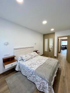 Łóżko lub łóżka w pokoju w obiekcie Apartamento Valbuena