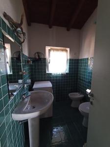 A bathroom at Baja Sardinia