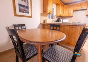 uma pequena cozinha com uma mesa de madeira e cadeiras em Magnificent San Felipe Beach side condo - Jerry`s condo #1 em San Felipe