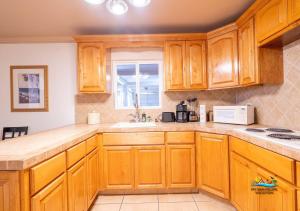 uma cozinha com armários de madeira e um micro-ondas em Magnificent San Felipe Beach side condo - Jerry`s condo #1 em San Felipe