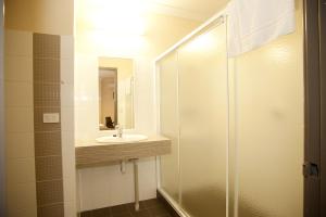 a bathroom with a sink and a shower at Prince of Wales Hotel, Bunbury in Bunbury