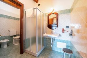 A bathroom at Agriturismo Cantine Bevione - Rooms with air conditioning
