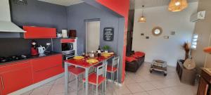 cocina con mesa en el centro de una habitación en charmante maison avec piscine, idéale famille en Saint-Pierre