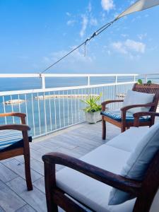 a balcony with chairs and a view of the ocean at Sea La Vie - Terrazza sul mare in Agropoli