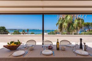 Restavracija oz. druge možnosti za prehrano v nastanitvi 5E Villa Charme-Sea and Ortigia view-Whirlpool roof Terrace