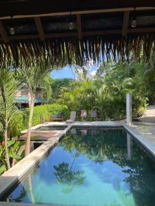 una piscina en medio de un complejo en Ohana Villas en Santa Teresa