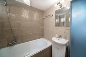 łazienka z wanną i umywalką w obiekcie Centroom Pécs Apartman w mieście Pecz +8 zdjęć